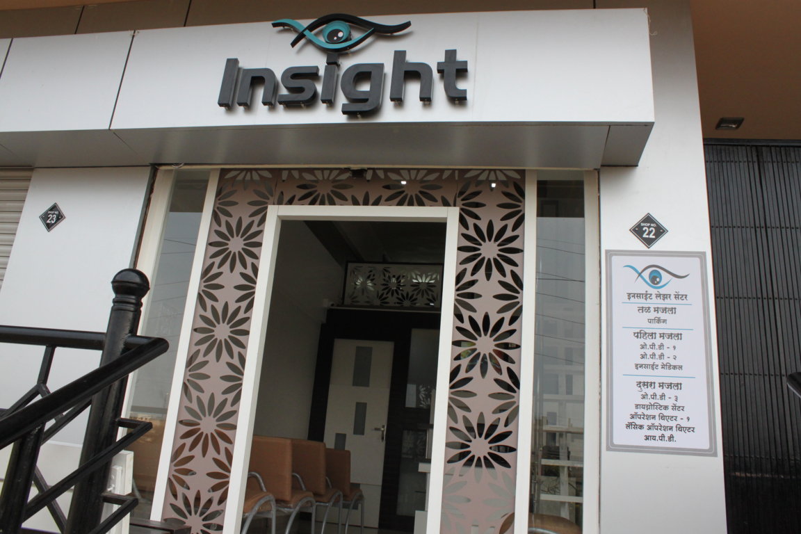 Bilingual signage at the main door of Insight Institute, including the brand marquee and a floor-wise department listing plate